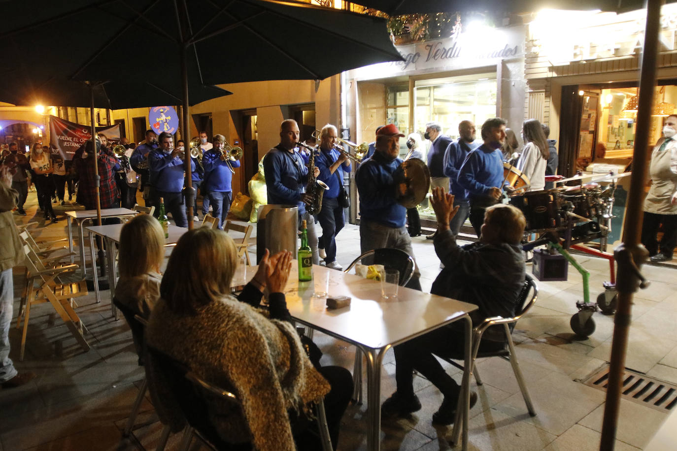Un bar de copas del casco histórico ovetense organiza un pasacalles para celebrar el regreso de la «normalidad» al sector más castigado