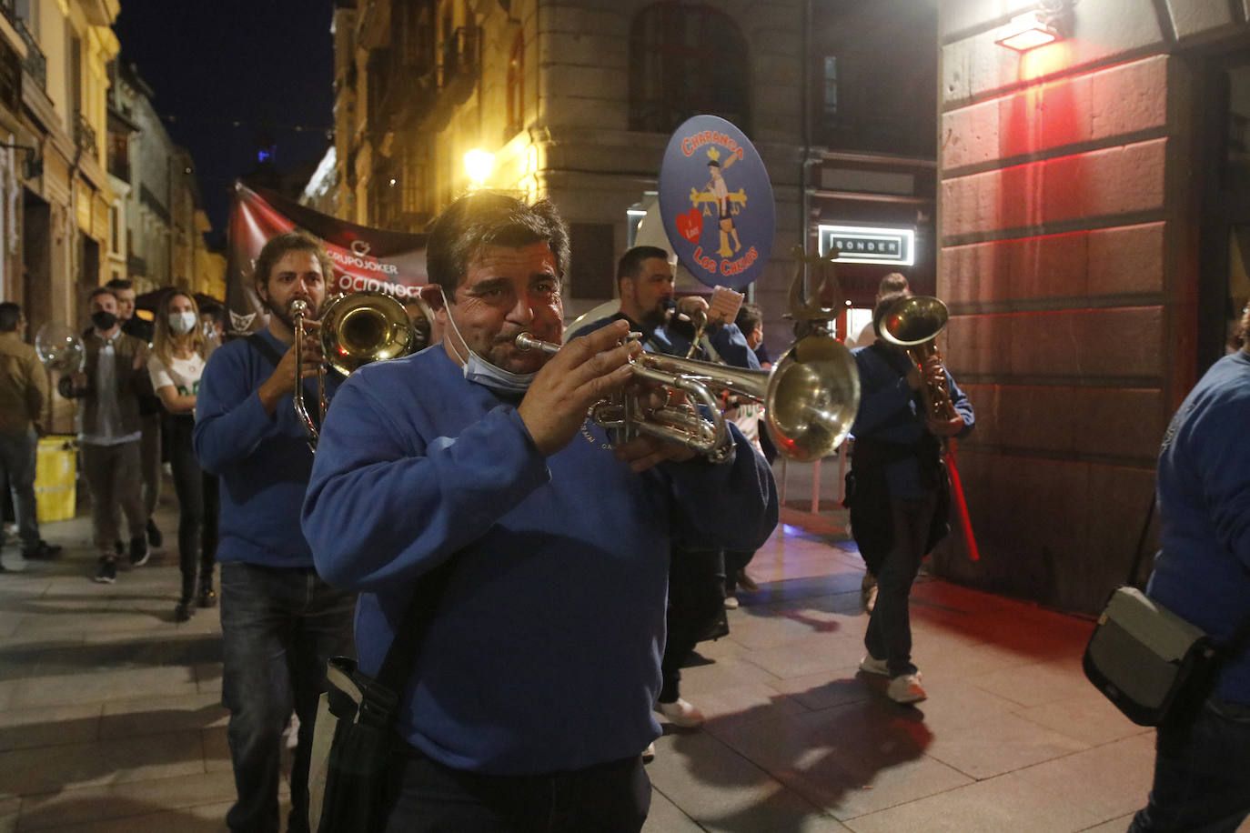 Un bar de copas del casco histórico ovetense organiza un pasacalles para celebrar el regreso de la «normalidad» al sector más castigado