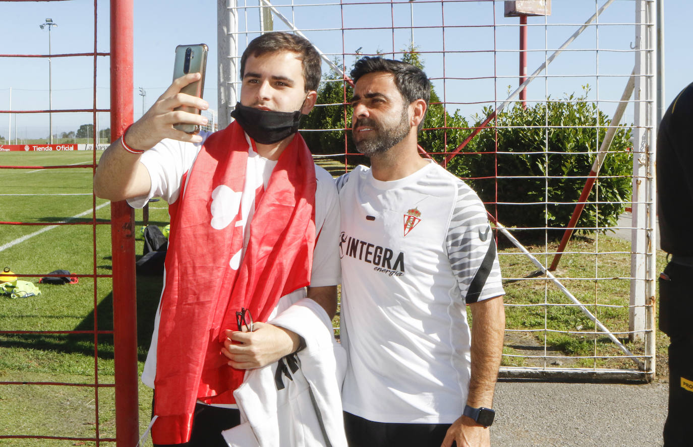 La afición se dio cita en la ciudad deportiva con la ilusión de «cambiar la tendencia» en los encuentros contra el eterno rival