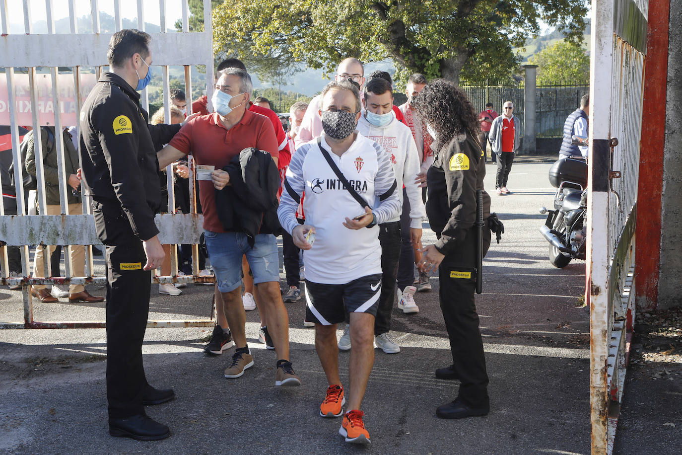 La afición se dio cita en la ciudad deportiva con la ilusión de «cambiar la tendencia» en los encuentros contra el eterno rival