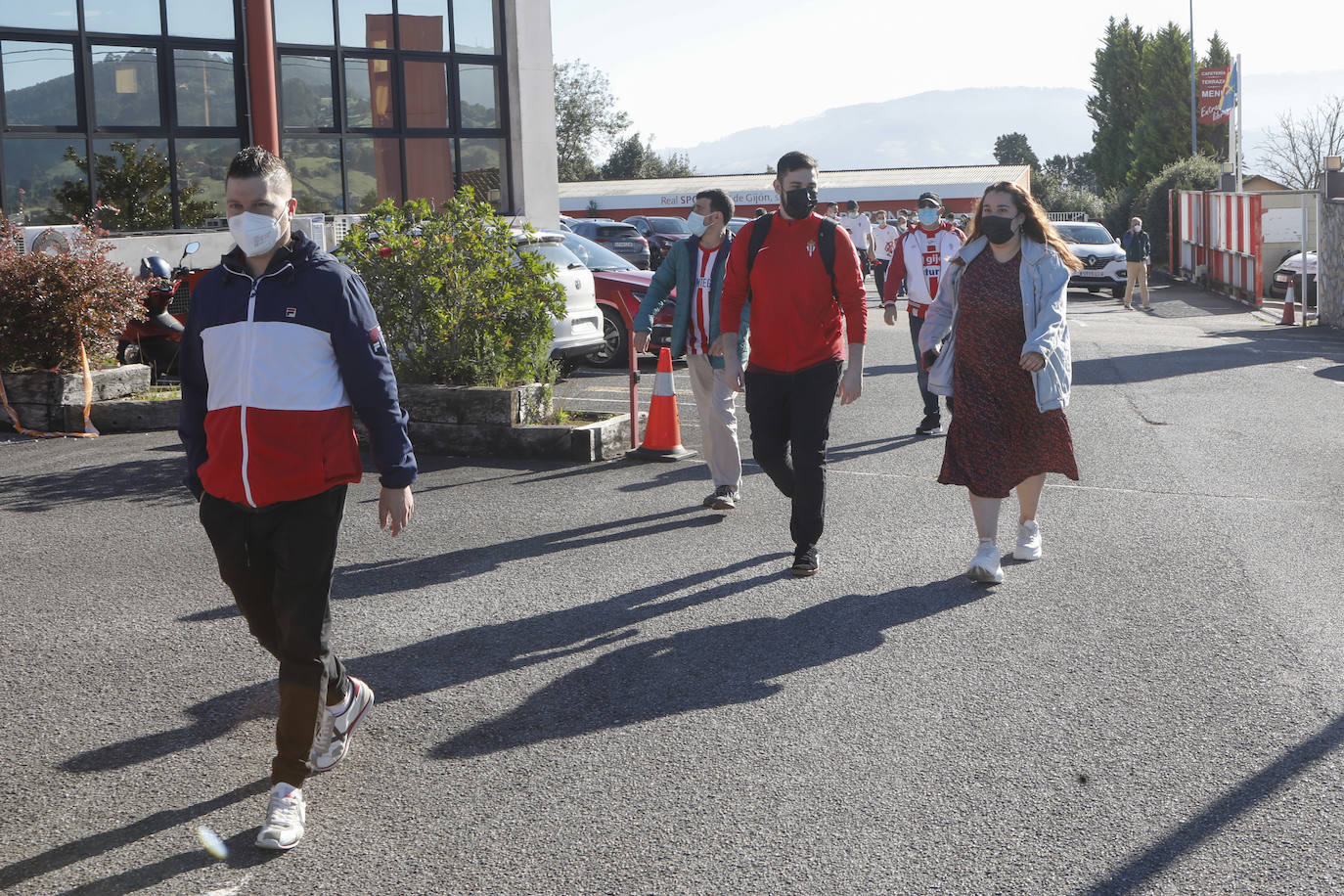 La afición se dio cita en la ciudad deportiva con la ilusión de «cambiar la tendencia» en los encuentros contra el eterno rival