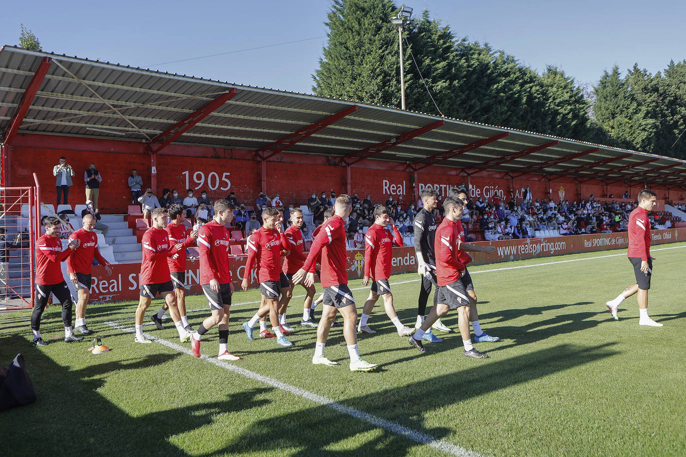 La afición se dio cita en la ciudad deportiva con la ilusión de «cambiar la tendencia» en los encuentros contra el eterno rival