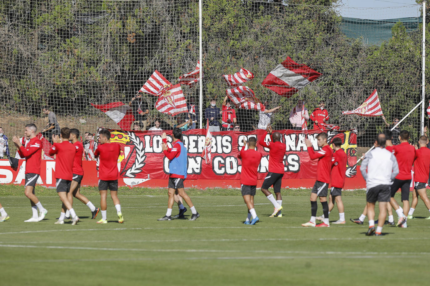 La afición se dio cita en la ciudad deportiva con la ilusión de «cambiar la tendencia» en los encuentros contra el eterno rival