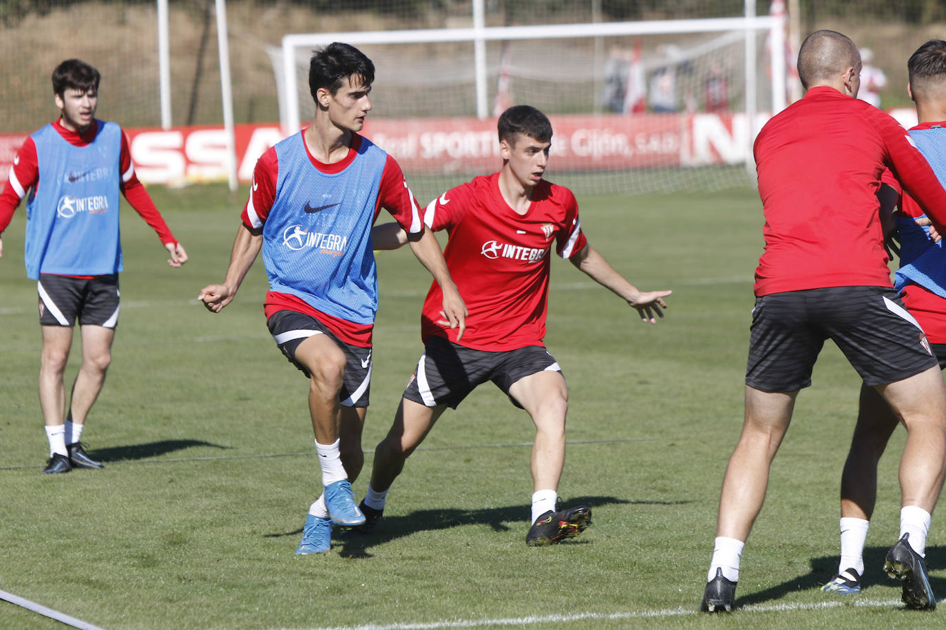 La afición se dio cita en la ciudad deportiva con la ilusión de «cambiar la tendencia» en los encuentros contra el eterno rival