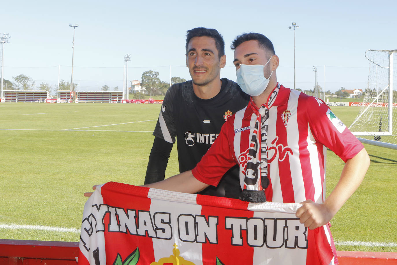 La afición se dio cita en la ciudad deportiva con la ilusión de «cambiar la tendencia» en los encuentros contra el eterno rival