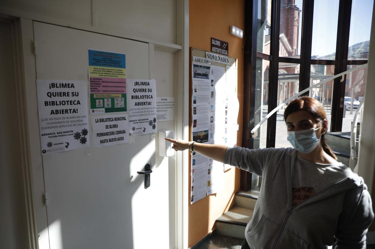 Una de las usuarias de la biblioteca delante de la puerta. 