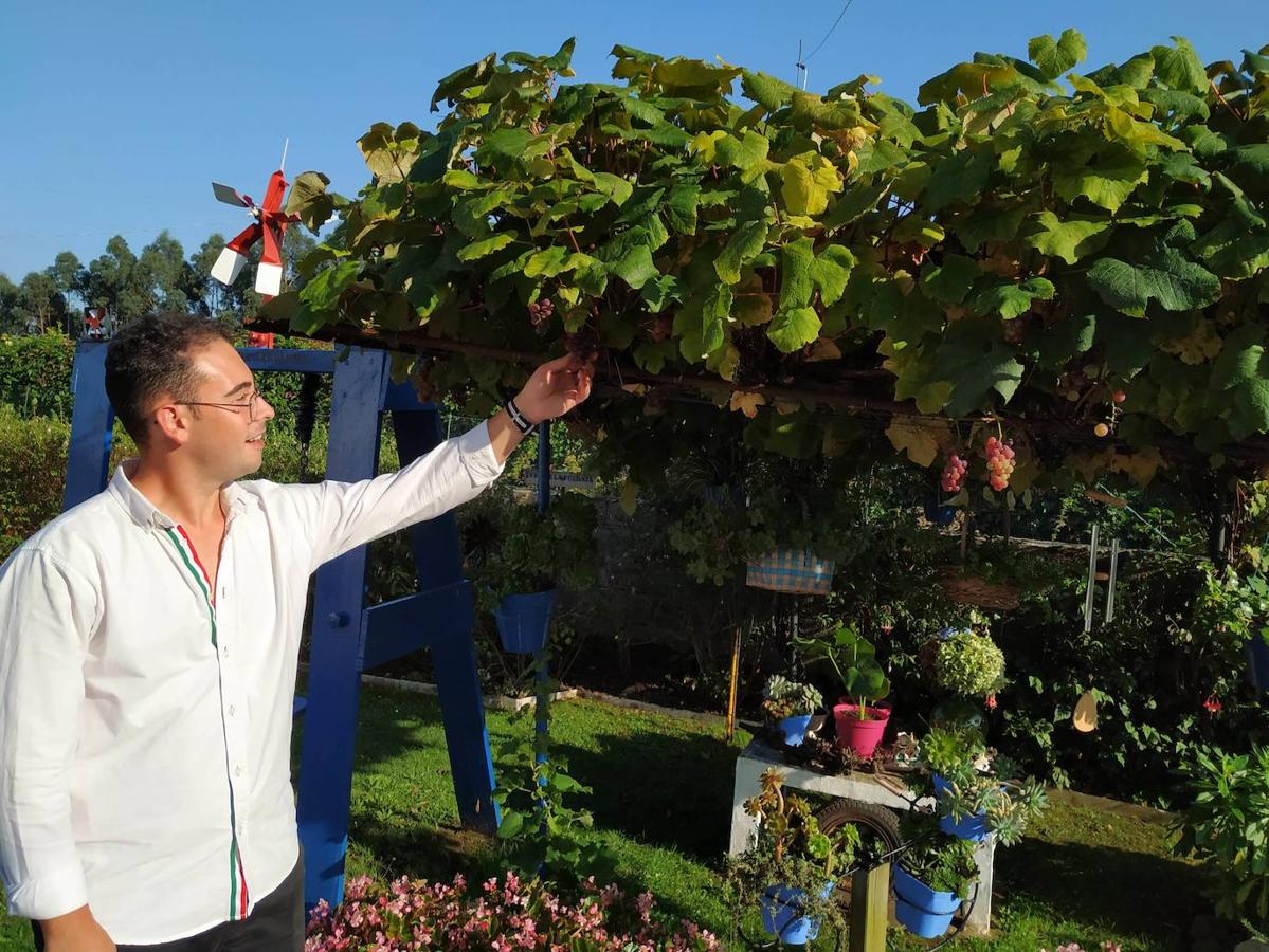 Miguel Busto comenzó a diseñar su jardín potencial, sito en Corvera, de 2.335 m2 y a trazar parterres alejados de modismos, con una tendencia orgánica, hermoseándolos con rocalla, algo de cantería y pasillos de grijo.