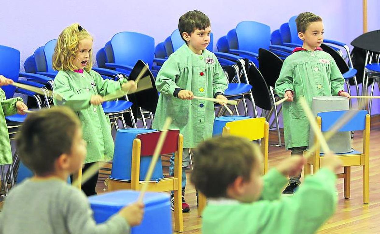 Alunmos en una clase de música en Avilés 