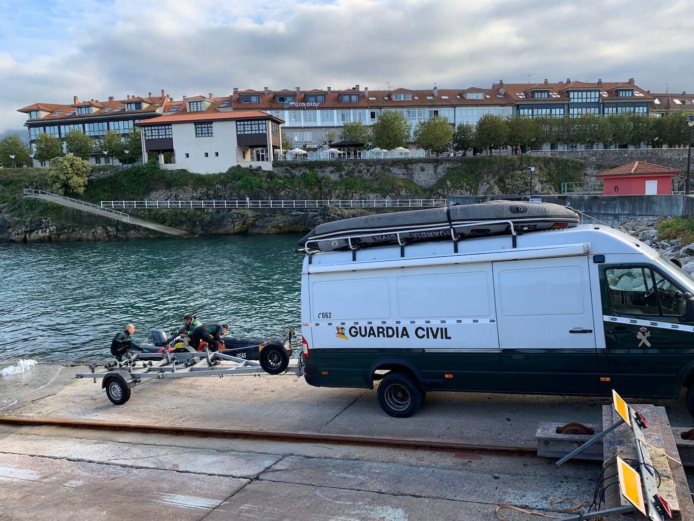 El cadáver de un hombre ha aparecido este sábado en el agua de la zona de Andrín, en Llanes. Inmediatamente se personaron en la zona efectivos de la Guardia Civil y de los bomberos del SEPA, quienes lograron certificar que se trataba del cadáver de un hombre, aunque todavía no se ha conseguido identificar el cuerpo. Al lugar también se dio aviso al Grupo Especial de Actividades Subacuáticas (GEAS).
