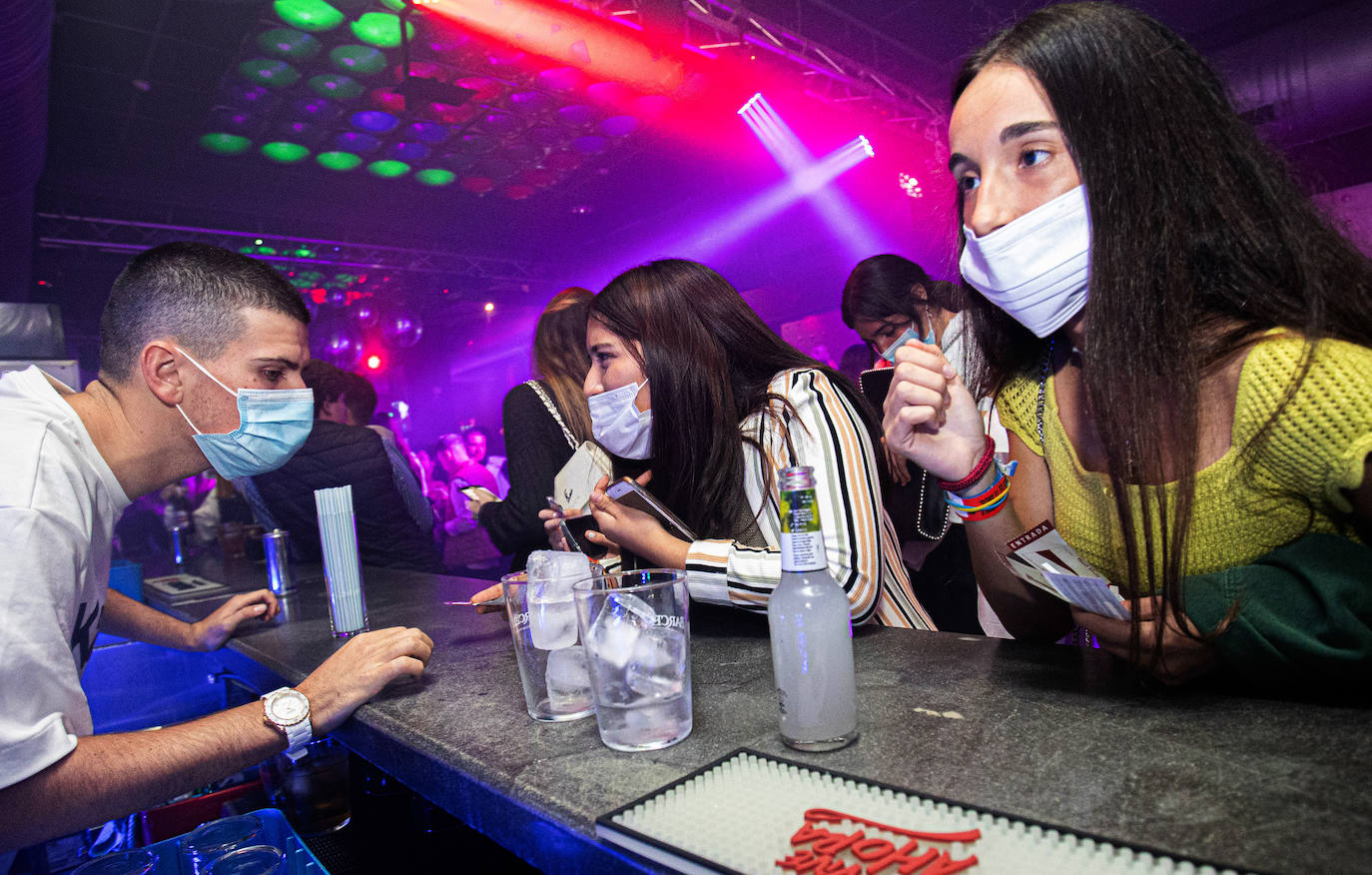 Los hosteleros deberán cuidar la ventilación de sus locales, medir la calidad del aire y velar porque los clientes usen las mascarillas