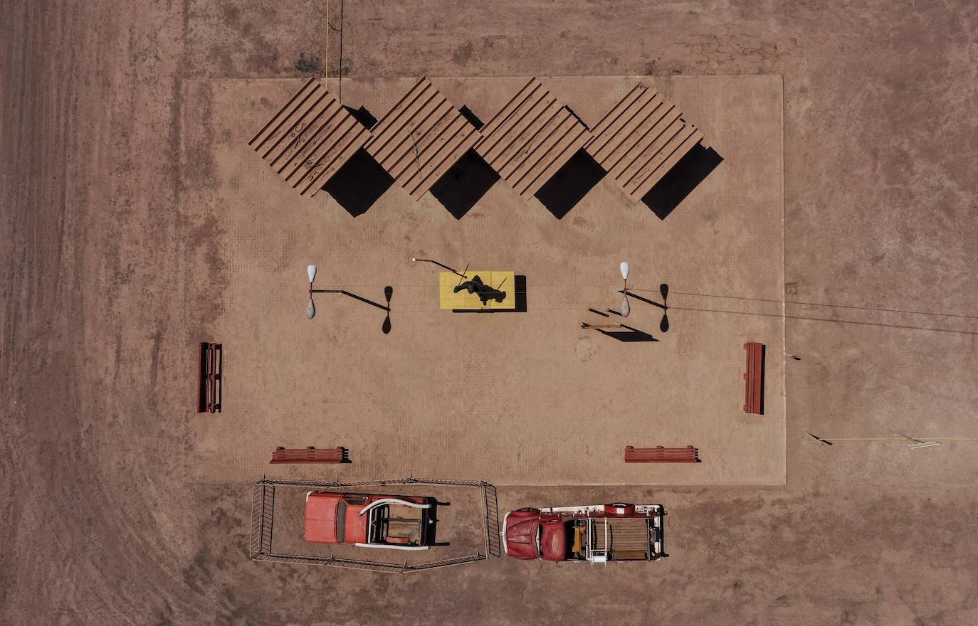 Pedro de Valdivia (Chile) fue construido en 1930 alrededor de una mina de salitre. Por aquel entonces, la boyante localidad albergaba un total de 14.000 personas. En 1996 fue abandonado y ahora se ha convertido en Monumento Histórico Nacional, no exento de un halo de misterio