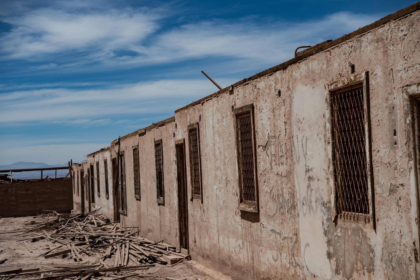 Pedro de Valdivia (Chile) fue construido en 1930 alrededor de una mina de salitre. Por aquel entonces, la boyante localidad albergaba un total de 14.000 personas. En 1996 fue abandonado y ahora se ha convertido en Monumento Histórico Nacional, no exento de un halo de misterio