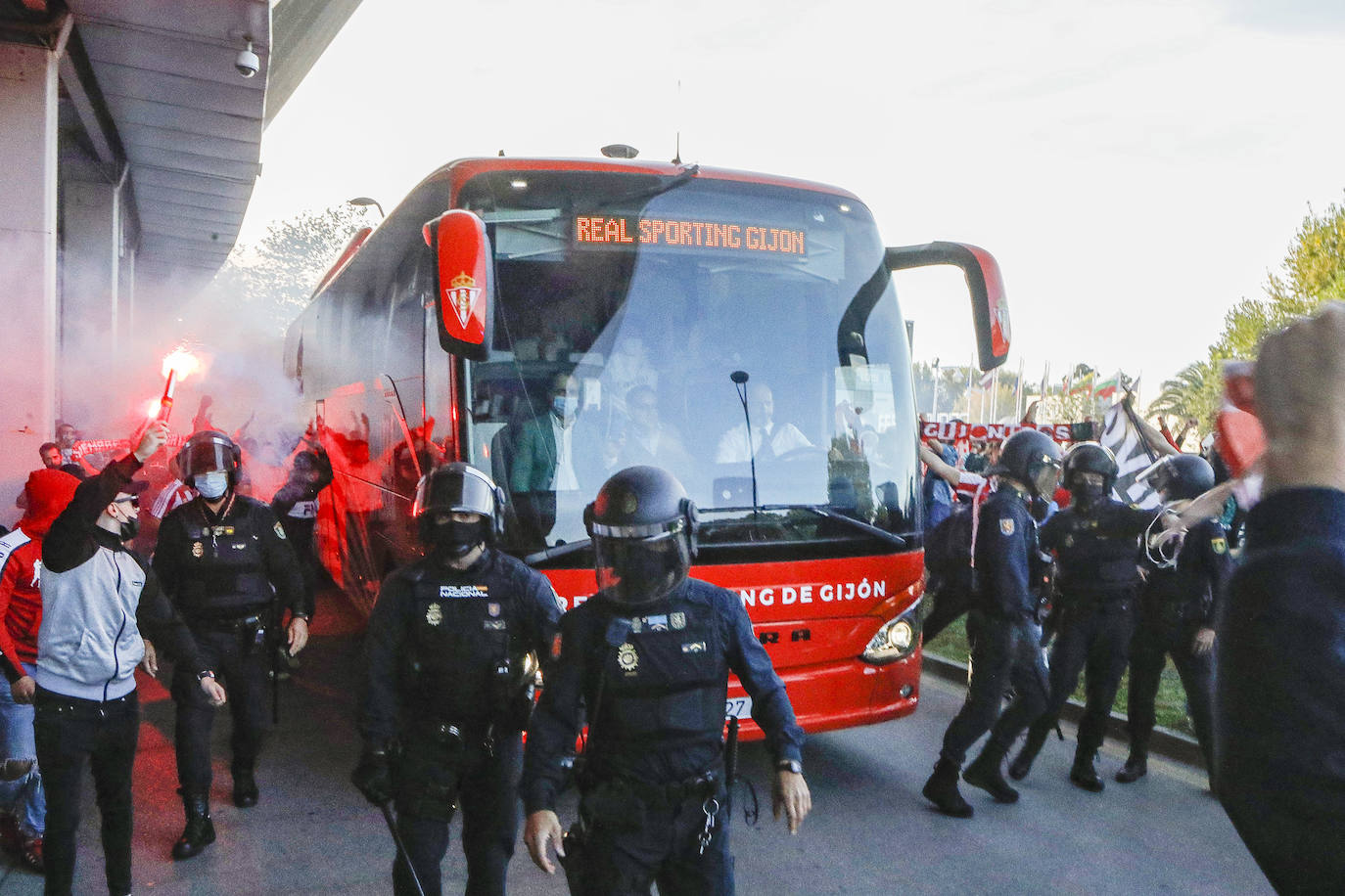 Fotos: El derbi asturiano vivido desde Gijón