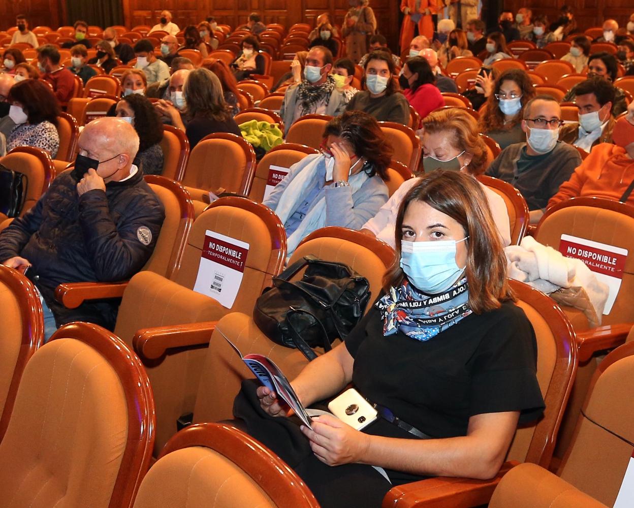 Público asistente, ayer, a la obra 'La reina la guapura de Leenane', en el teatro Filarmónica, de Oviedo. 