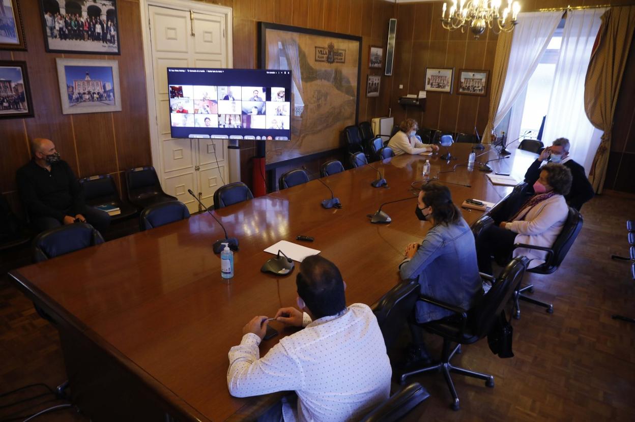 Un momento del Pleno extraordinario de ayer en el que el cocinero fue nombrado Hijo Predilecto de Mieres. 