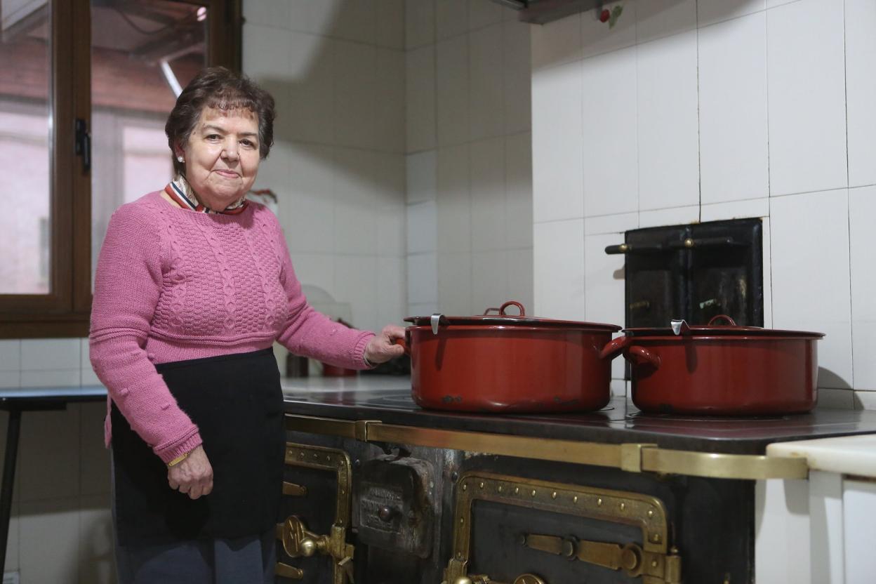 Rosita Morán Barro ante sus inseparables fogones, que dominó durante más de siete décadas. 