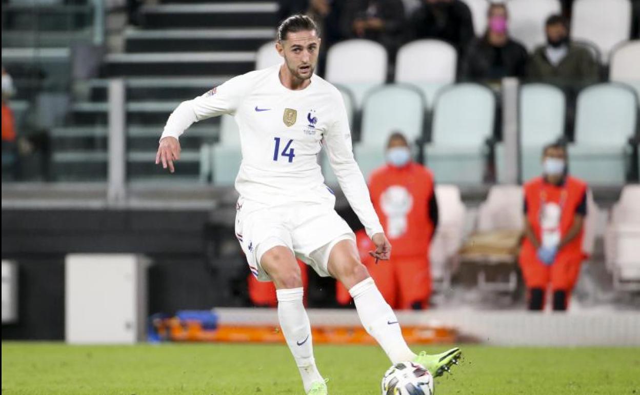 Adrien Rabiot maneja el balón durante el partido ante Bélgica. 