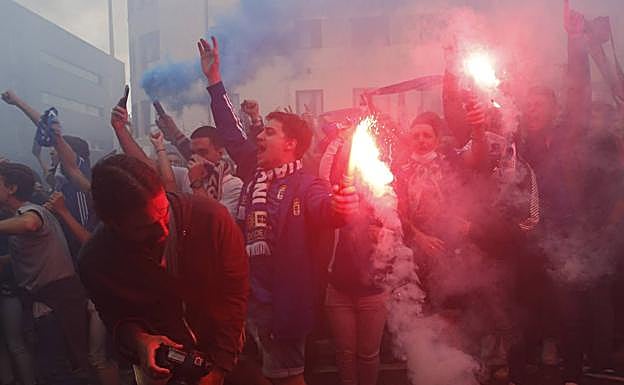 Imagen. Así fue el recibimiento al Real Oviedo por la afición azul