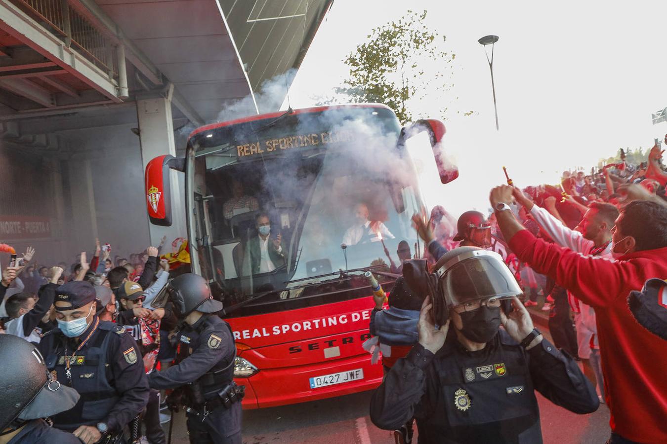 Fotos: El derbi asturiano vivido desde Gijón