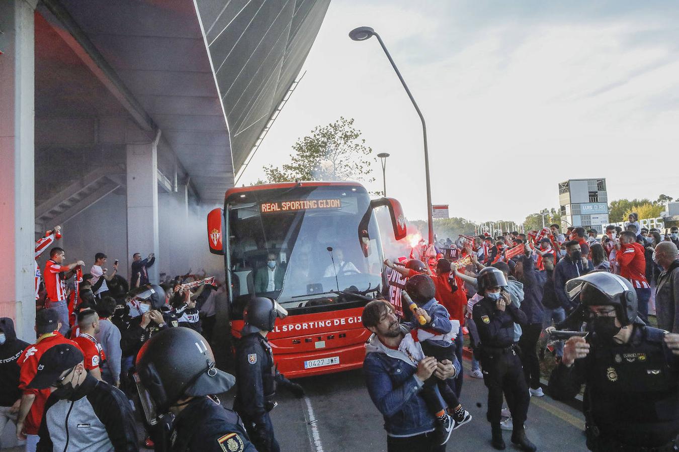Fotos: El derbi asturiano vivido desde Gijón