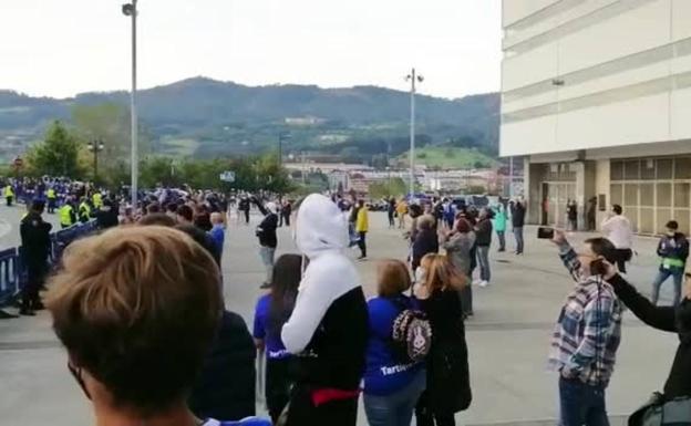 Vídeo | El Sporting y el Oviedo llegan al Carlos Tartiere