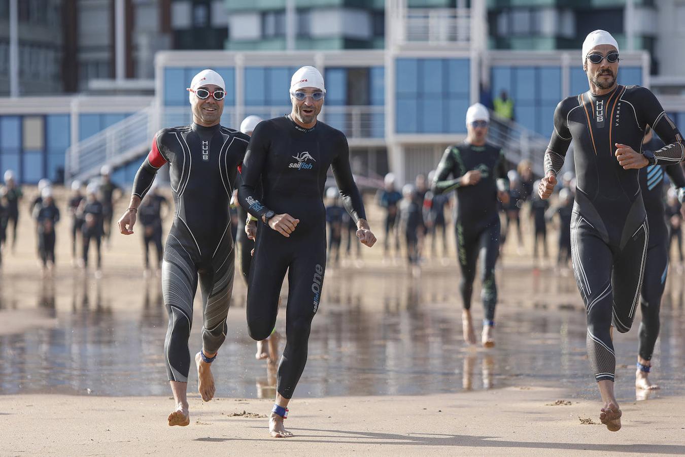 Fotos: Más de 600 atletas en elTriatlón Ciudad de Gijón