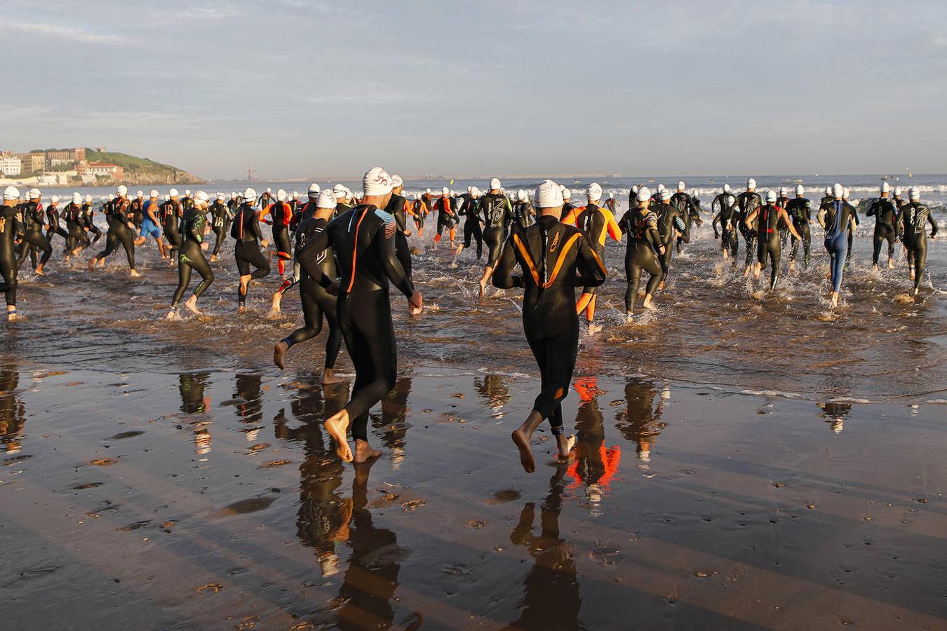 Fotos: Más de 600 atletas en elTriatlón Ciudad de Gijón