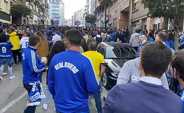 Vídeo | La afición del Oviedo tiñe de azul las calles 