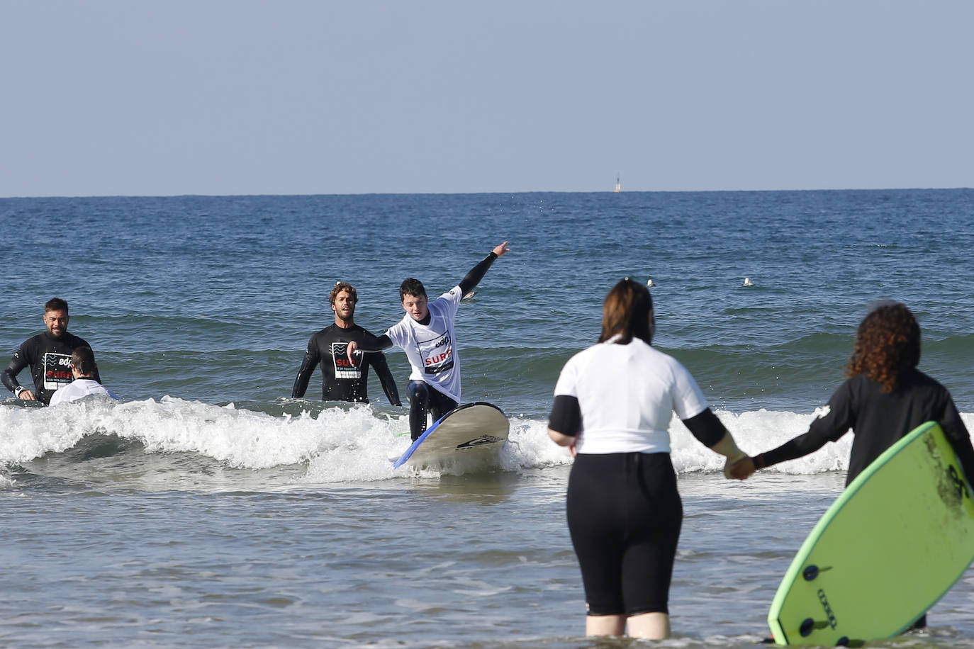 Una veintena de jóvenes con necesidades especiales han disfrutado este domingo de una colase de surf en el agua de la playa de San Lorenzo. La actividad, dedicada a miebros de la asociación Alarde y denominada 'Surf for Tomorrow', ha sido organizada por EdP y ha contado con la colaboración de la Escuela SkoolSurf. 