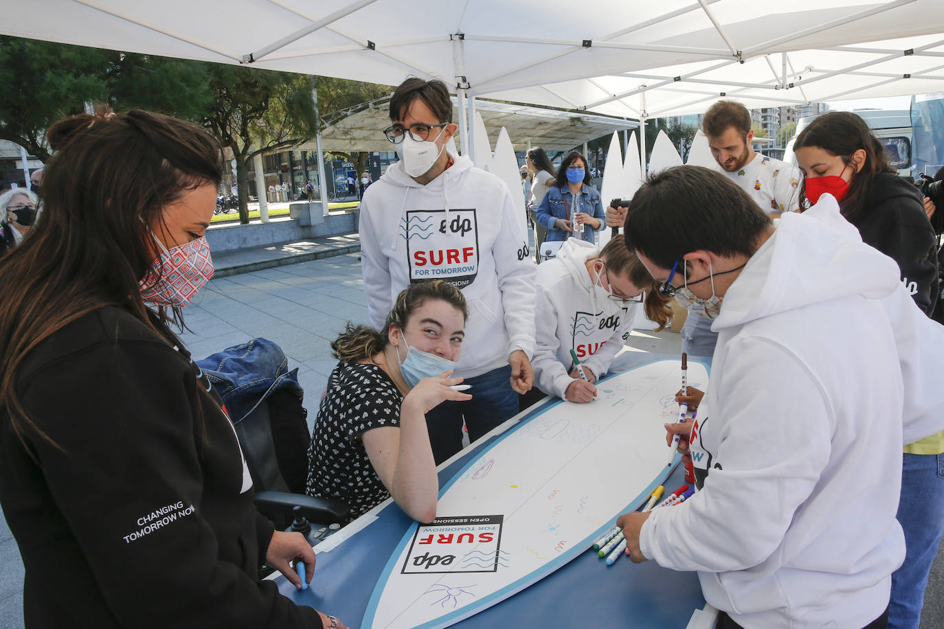 Una veintena de jóvenes con necesidades especiales han disfrutado este domingo de una colase de surf en el agua de la playa de San Lorenzo. La actividad, dedicada a miebros de la asociación Alarde y denominada 'Surf for Tomorrow', ha sido organizada por EdP y ha contado con la colaboración de la Escuela SkoolSurf. 