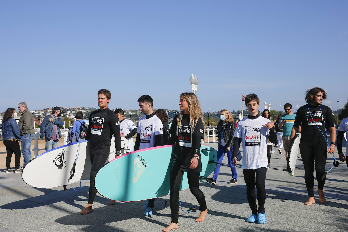 Una veintena de jóvenes con necesidades especiales han disfrutado este domingo de una colase de surf en el agua de la playa de San Lorenzo. La actividad, dedicada a miebros de la asociación Alarde y denominada 'Surf for Tomorrow', ha sido organizada por EdP y ha contado con la colaboración de la Escuela SkoolSurf. 