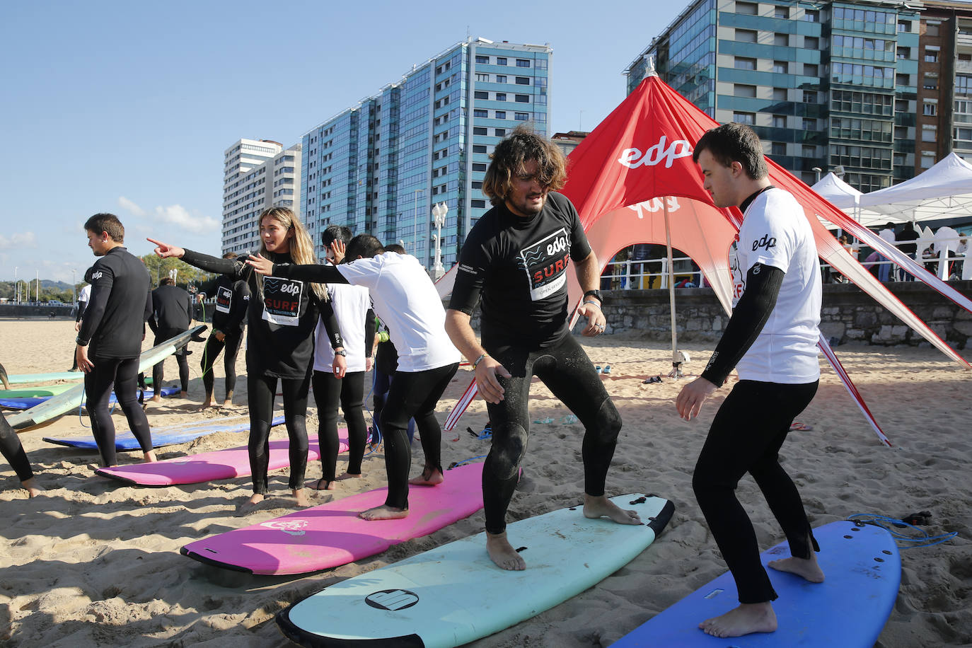 Una veintena de jóvenes con necesidades especiales han disfrutado este domingo de una colase de surf en el agua de la playa de San Lorenzo. La actividad, dedicada a miebros de la asociación Alarde y denominada 'Surf for Tomorrow', ha sido organizada por EdP y ha contado con la colaboración de la Escuela SkoolSurf. 