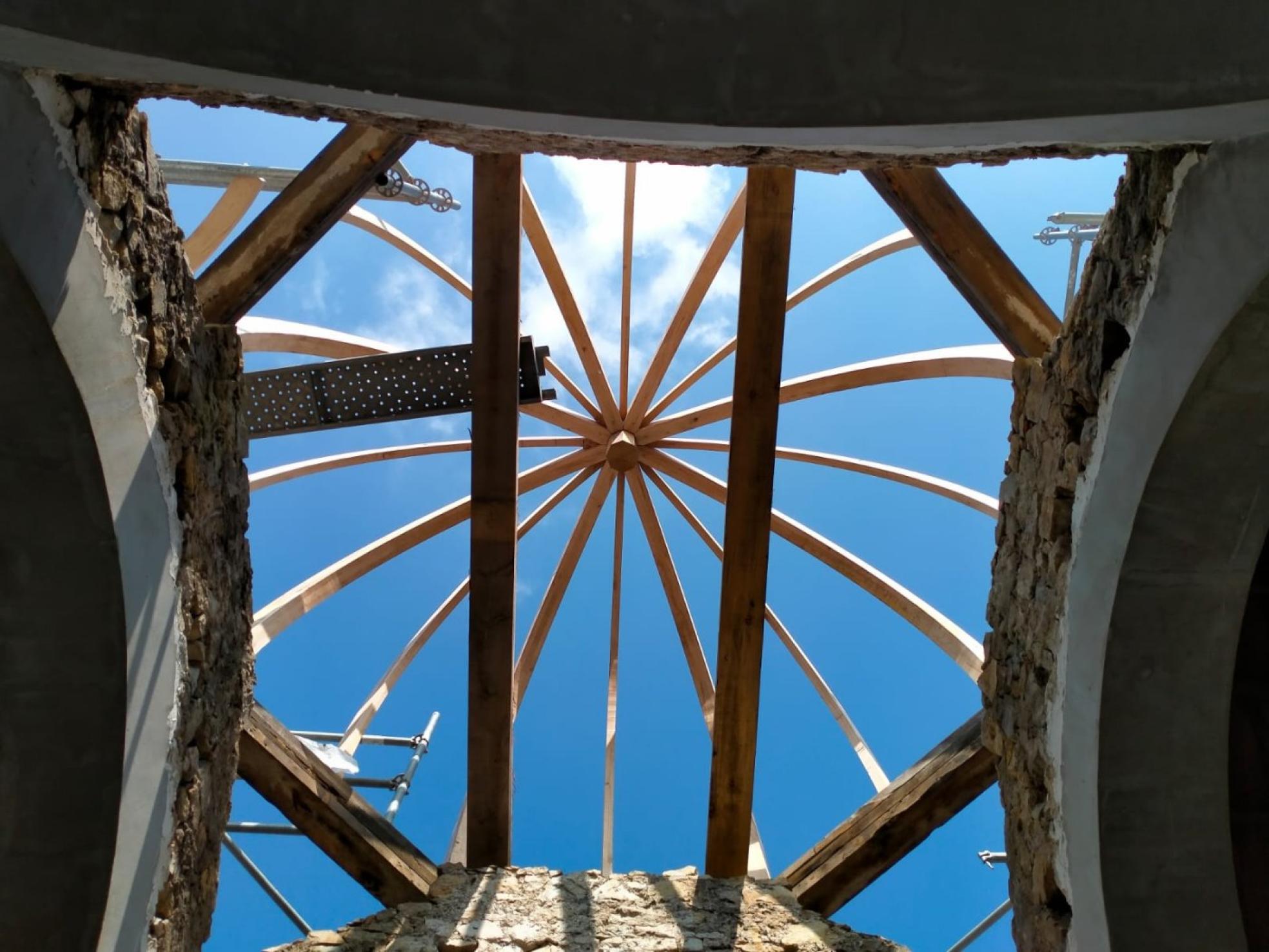 t La construcción de la cúpula ha sido compleja por la altura y el uso del castaño. 