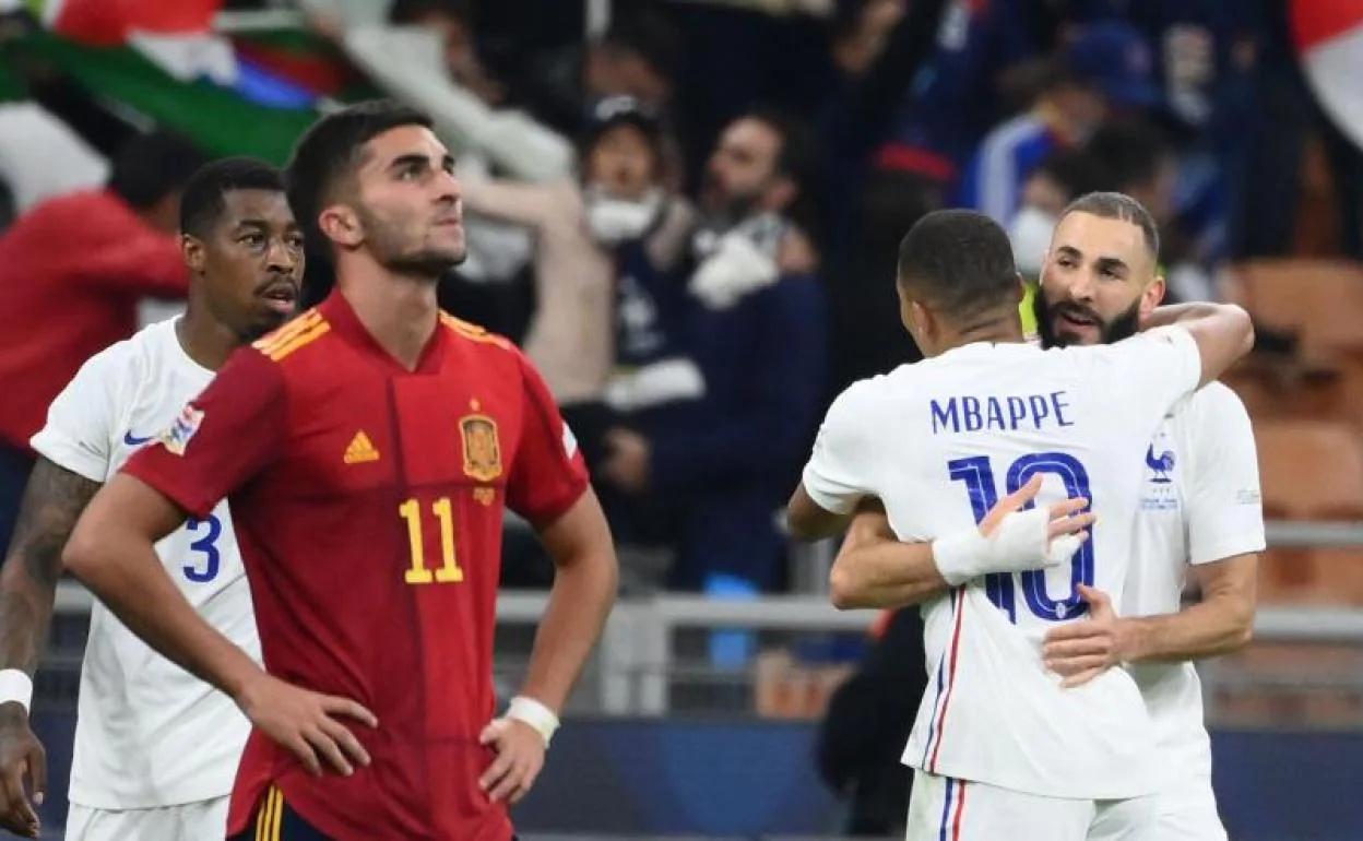 Mbappé y Benzema celebran uno de los goles de Francia, ante un Ferran Torres cariacontecido. 