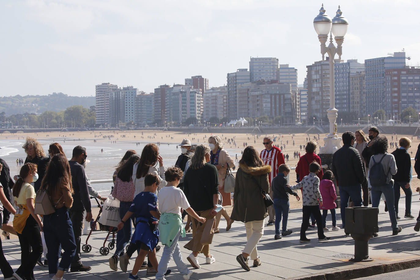 Aprovecharse hasta el último resquicio de sol y disfrutar del fin de las restricciones. Estas fueron las claves para que miles de asturianos y turistas disfrutaran de playas, rutas, terrazas y rincones turísticos. Asturias roza el lleno.