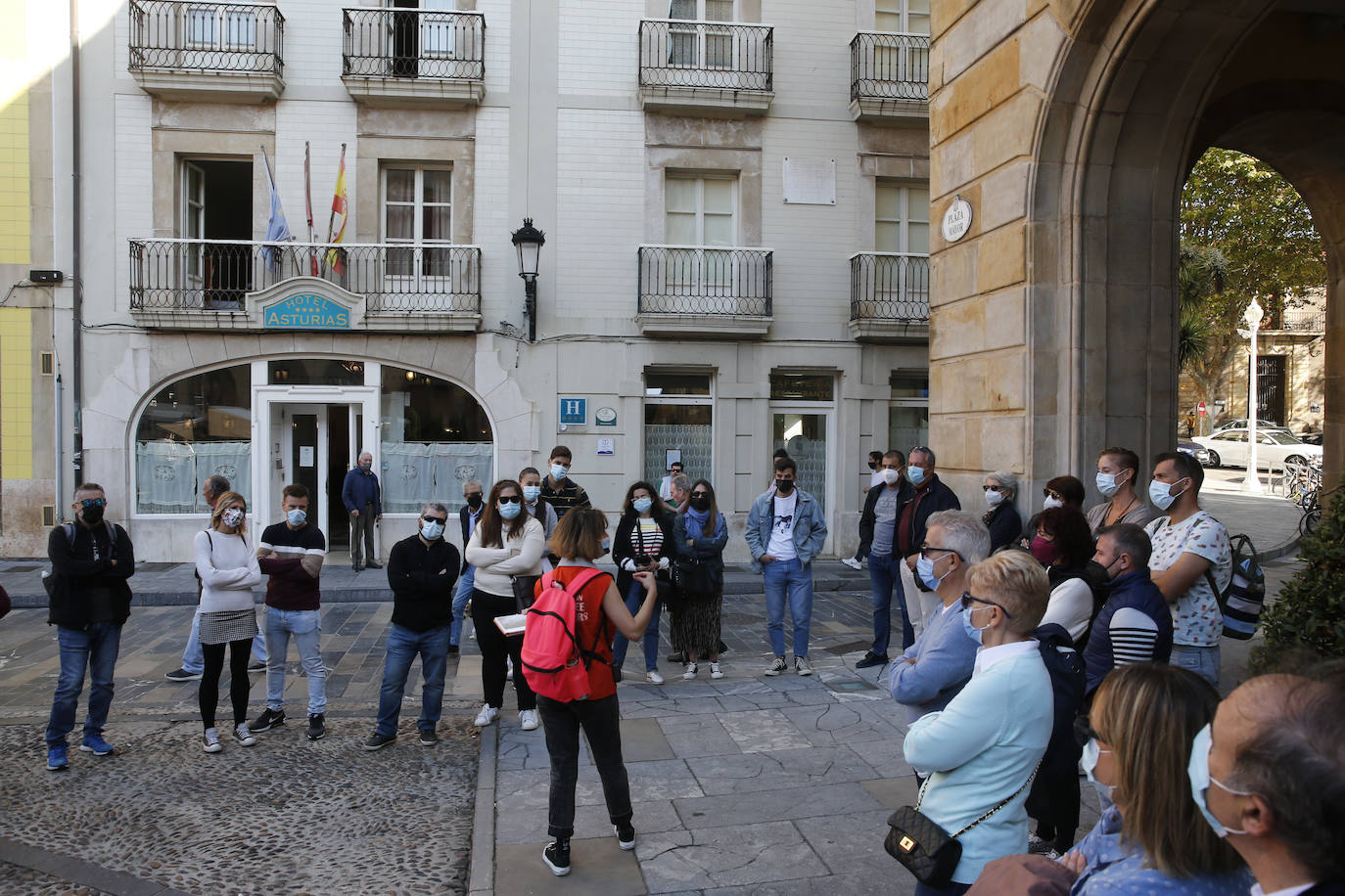 Aprovecharse hasta el último resquicio de sol y disfrutar del fin de las restricciones. Estas fueron las claves para que miles de asturianos y turistas disfrutaran de playas, rutas, terrazas y rincones turísticos. Asturias roza el lleno.