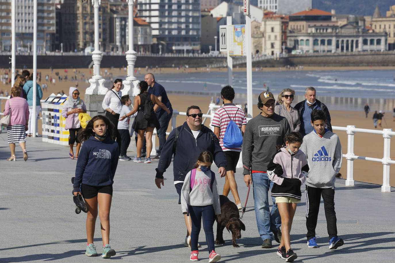 Aprovecharse hasta el último resquicio de sol y disfrutar del fin de las restricciones. Estas fueron las claves para que miles de asturianos y turistas disfrutaran de playas, rutas, terrazas y rincones turísticos. Asturias roza el lleno.