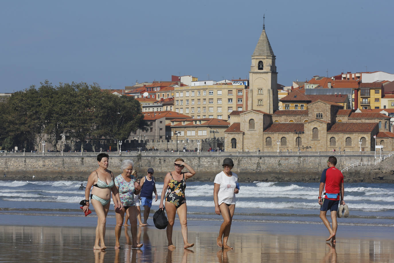 Aprovecharse hasta el último resquicio de sol y disfrutar del fin de las restricciones. Estas fueron las claves para que miles de asturianos y turistas disfrutaran de playas, rutas, terrazas y rincones turísticos. Asturias roza el lleno.