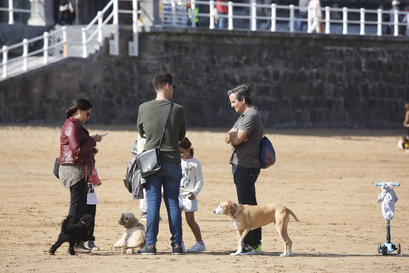 Aprovecharse hasta el último resquicio de sol y disfrutar del fin de las restricciones. Estas fueron las claves para que miles de asturianos y turistas disfrutaran de playas, rutas, terrazas y rincones turísticos. Asturias roza el lleno.