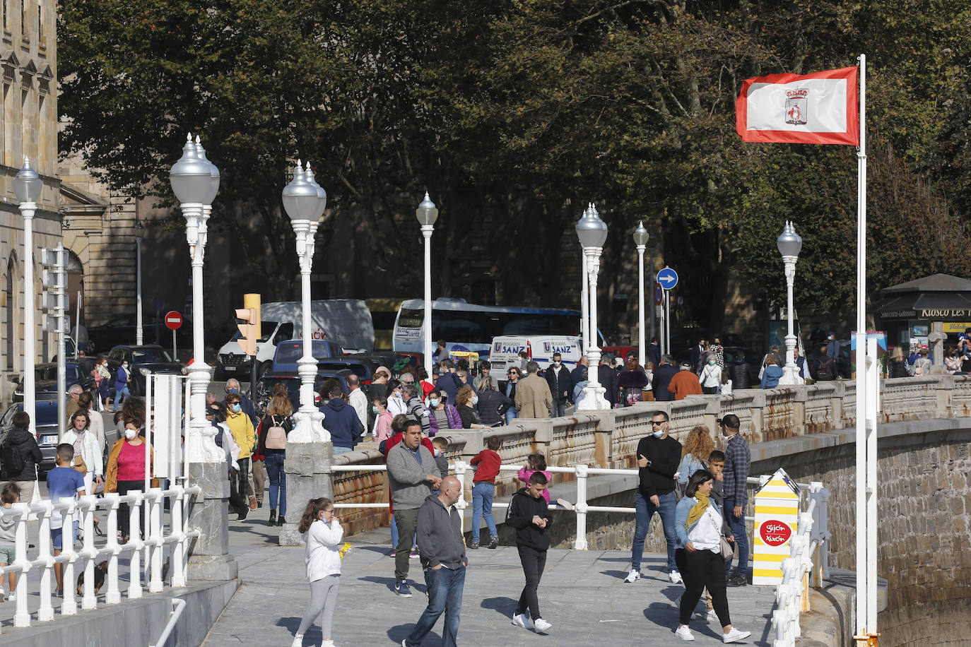 Aprovecharse hasta el último resquicio de sol y disfrutar del fin de las restricciones. Estas fueron las claves para que miles de asturianos y turistas disfrutaran de playas, rutas, terrazas y rincones turísticos. Asturias roza el lleno.