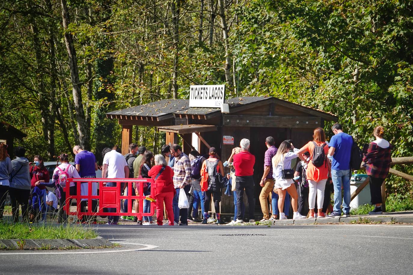 Aprovecharse hasta el último resquicio de sol y disfrutar del fin de las restricciones. Estas fueron las claves para que miles de asturianos y turistas disfrutaran de playas, rutas, terrazas y rincones turísticos. Asturias roza el lleno.