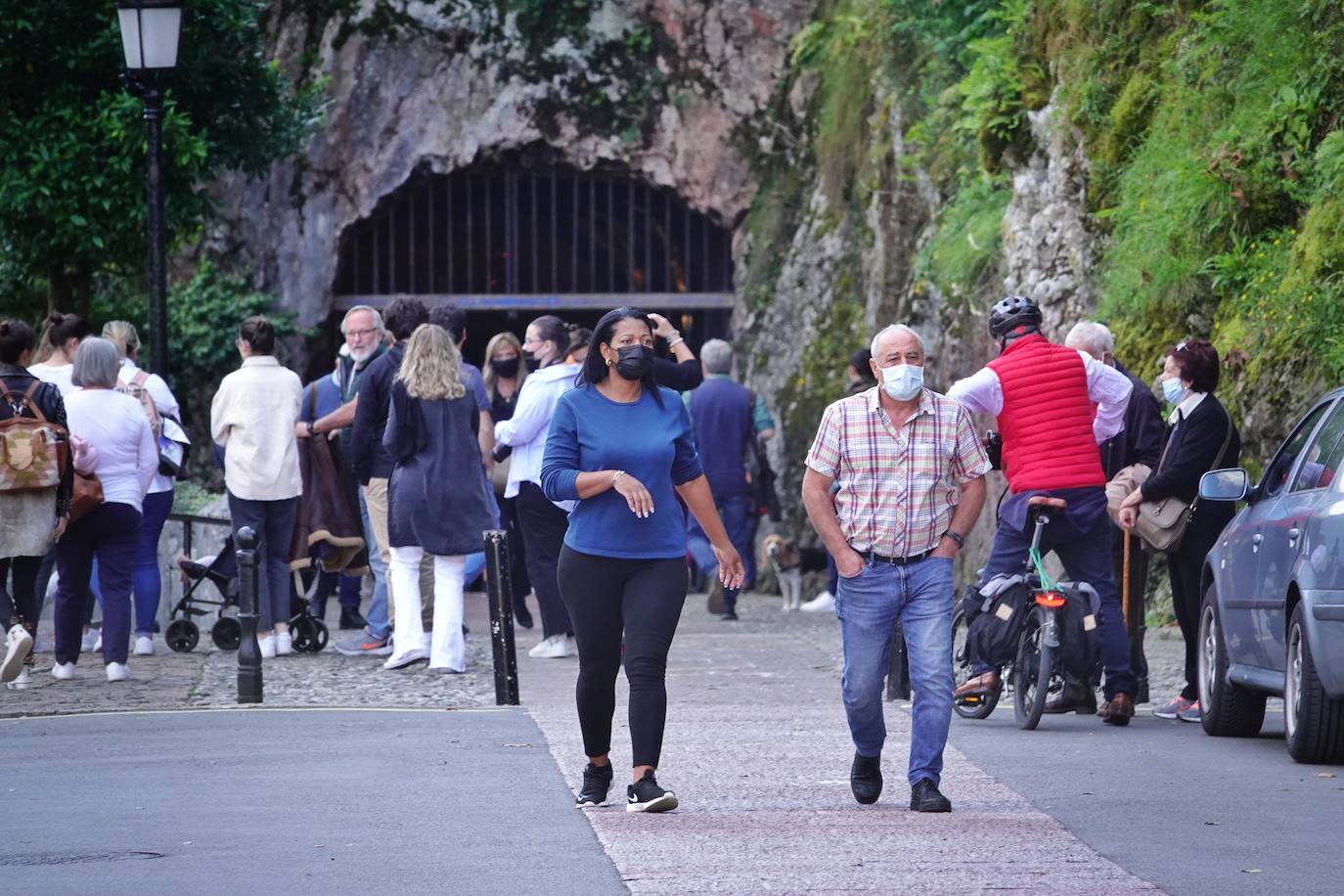 Aprovecharse hasta el último resquicio de sol y disfrutar del fin de las restricciones. Estas fueron las claves para que miles de asturianos y turistas disfrutaran de playas, rutas, terrazas y rincones turísticos. Asturias roza el lleno.
