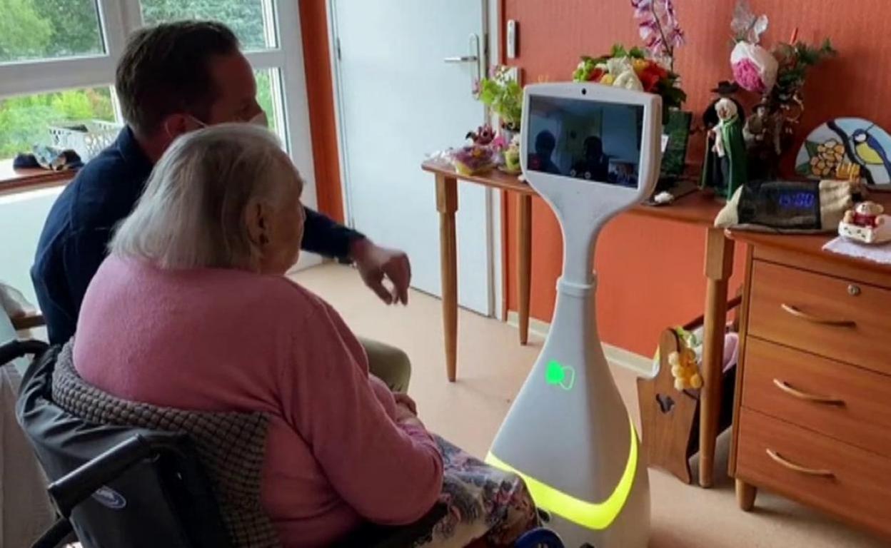 Ejemplo de robot de asistencia a mayores diseñado en la pandemia por una empresa francesa. 