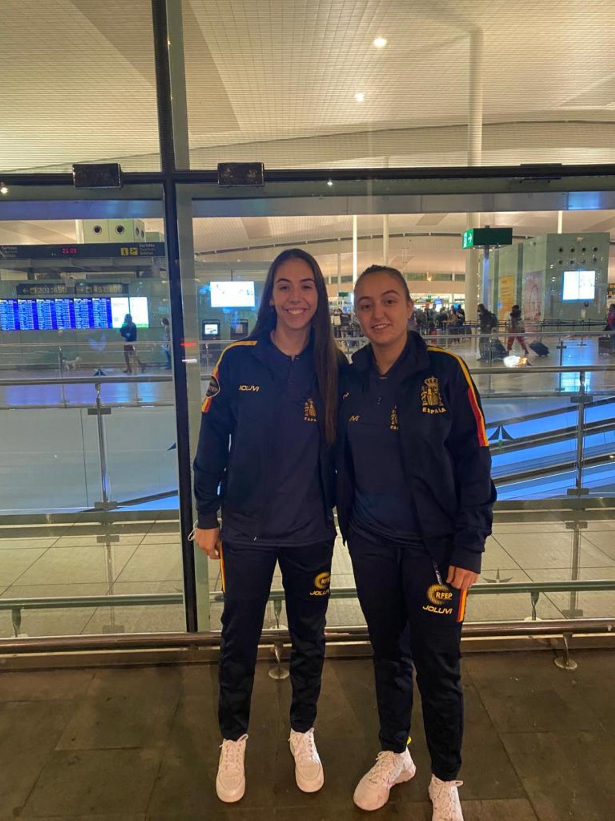 Marta Piquero y Sara Roces, en el aeropuerto. 