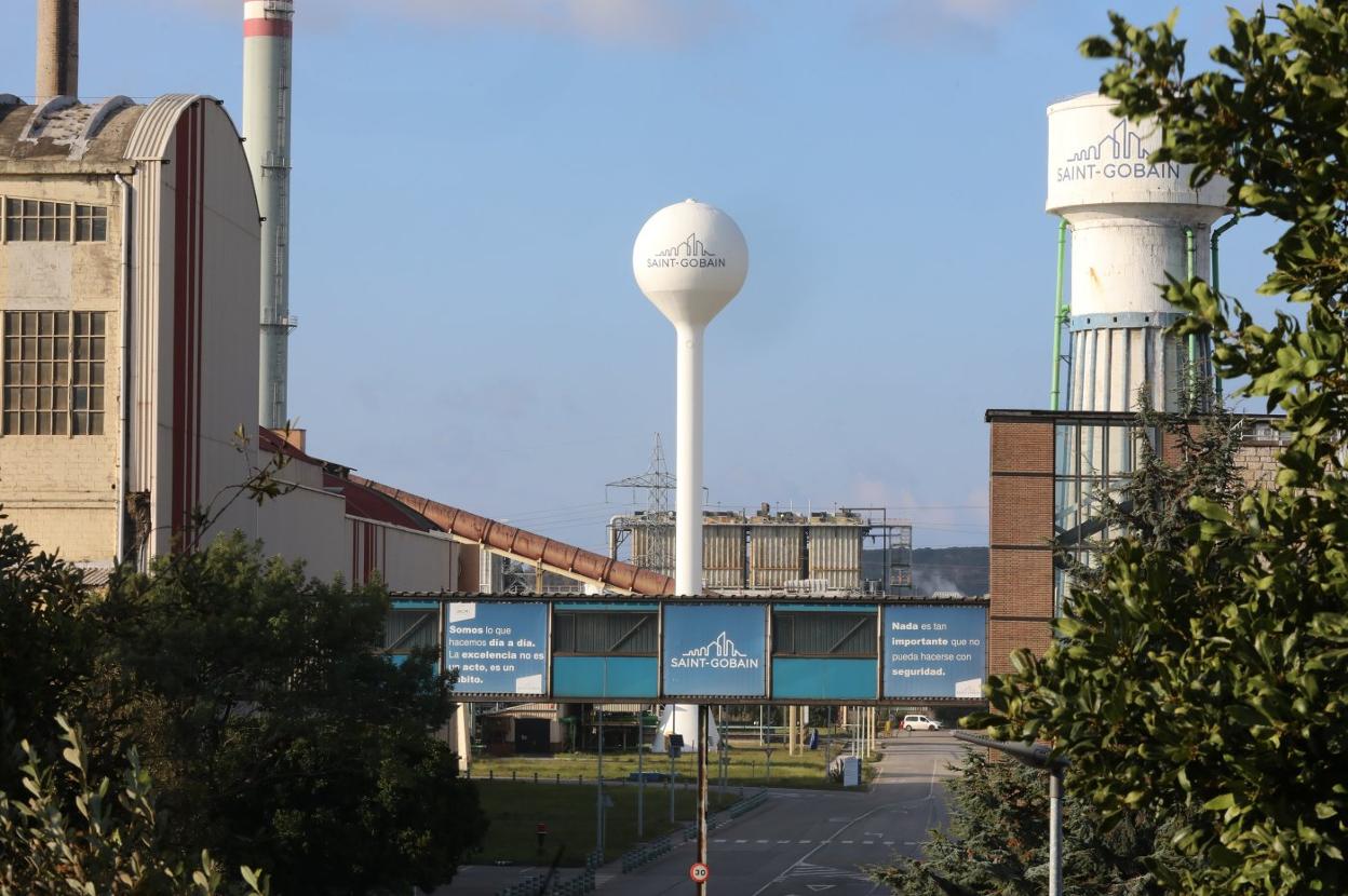 El acceso principal a la fábrica de Saint-Gobain en Avilés.