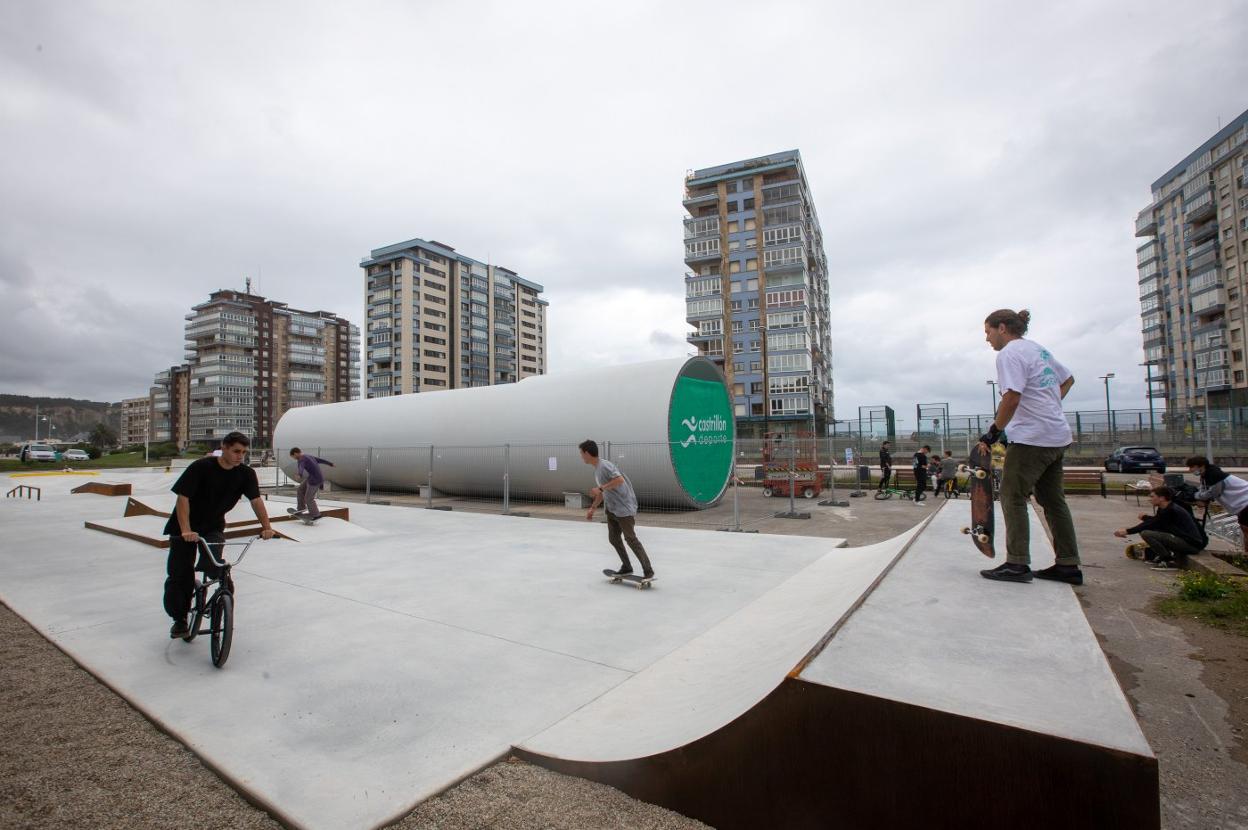 Usuarios del 'skatepark' en acción este verano, poco después de su entrada en funcionamiento. 