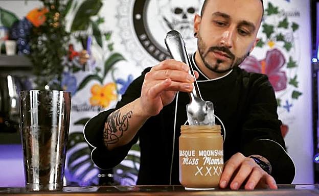 Un asturiano gana el concurso nacional de coctelería Basque Moonshiners