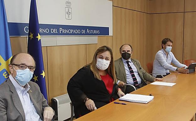 Alfonso López, Lydia Espina, Ignacio Villaverde y David Artime, ayer, en la consejería de Educación. 