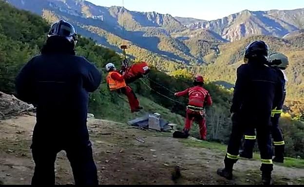 Los rescatadores proceden al rescate de la mujer herida.