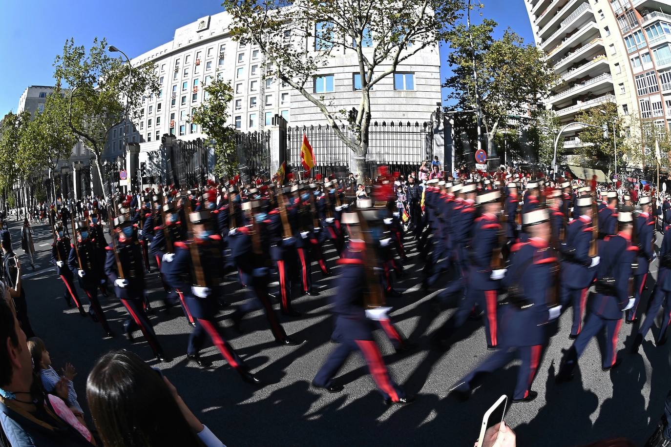 Los Reyes y la infanta Sofía han presidido el desfile militar del 12 de octubre, al que han asistido también el presidente del Gobierno, Pedro Sánchez, los miembros del Consejo de Ministros y la mayoría de los presidentes autonómicos, entre ellos, el de Asturias, Adrián Barbón.